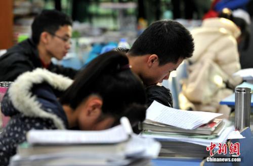 学子为考研紧张复习。a target='_blank' href='http://www.chinanews.com/'中新社/a记者 张斌 摄