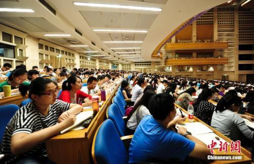 考生们参加考研培训班，备战考研。a target='_blank' href='http://www.chinanews.com/'中新社/a记者 张勇 摄