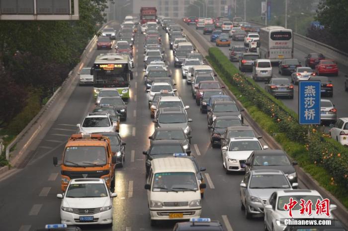 北京东三环主路。a target='_blank' href='http://www.chinanews.com/' 中新网/a记者 金硕 摄
北京东三环主路。a target='_blank' href='http://www.chinanews.com/' 中新网/a记者 金硕 摄