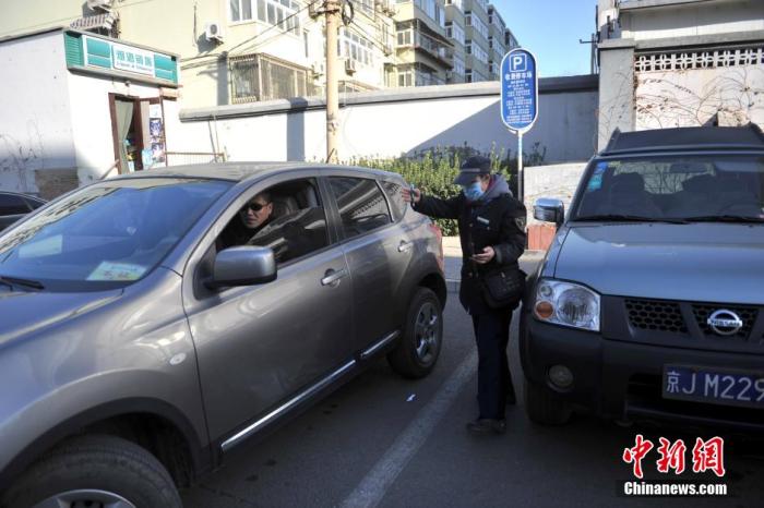 北京市某停车场管理员为车主指挥倒车。a target='_blank' href='http://www.chinanews.com/' 中新网/a记者 金硕 摄
北京市某停车场管理员为车主指挥倒车。a target='_blank' href='http://www.chinanews.com/' 中新网/a记者 金硕 摄