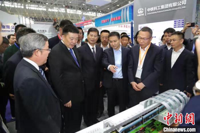 图为,空轨列车亮相桥博会 孙强 摄 图为,空轨列车亮相桥博会 孙强 摄
