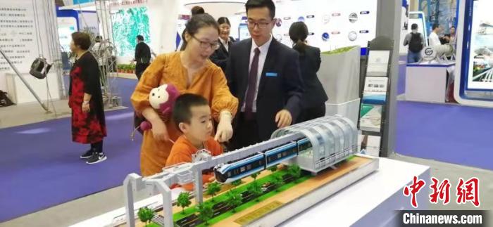 图为,空轨列车亮相桥博会 孙强 摄 图为,空轨列车亮相桥博会 孙强 摄