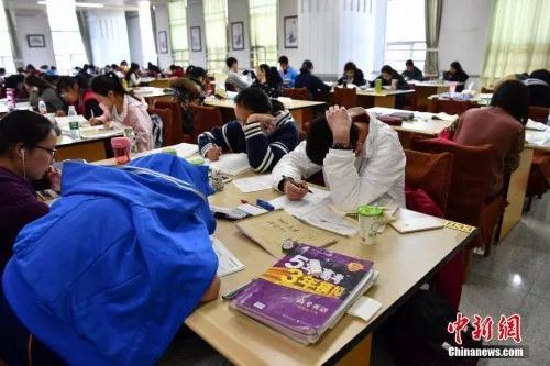 资料图:昆明中小学生在图书馆自习室内写作业。a target='_blank' href='http://www.chinanews.com/'中新社/a记者 任东 摄 资料图:昆明中小学生在图书馆自习室内写作业。a target='_blank' href='http://www.chinanews.com/'中新社/a记者 任东 摄