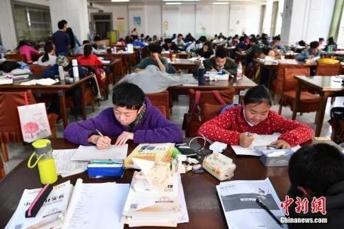 资料图:昆明中小学生在图书馆自习室内写作业。a target='_blank' href='http://www.chinanews.com/'中新社/a记者 任东 摄 资料图:昆明中小学生在图书馆自习室内写作业。a target='_blank' href='http://www.chinanews.com/'中新社/a记者 任东 摄