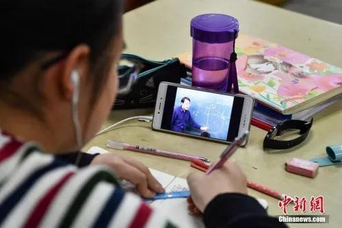 资料图:昆明中小学生在图书馆自习室内写作业。a target='_blank' href='http://www.chinanews.com/'中新社/a记者 任东 摄 资料图:昆明中小学生在图书馆自习室内写作业。a target='_blank' href='http://www.chinanews.com/'中新社/a记者 任东 摄