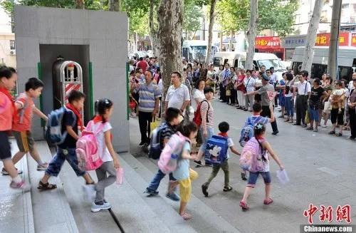 资料图:孩子离开学校 a target='_blank' href='http://www.chinanews.com/'中新社/a发 张畅 摄 资料图:孩子离开学校 a target='_blank' href='http://www.chinanews.com/'中新社/a发 张畅 摄