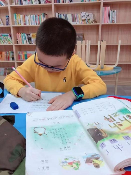 正在做作业的兜兜 受访者供图 正在做作业的兜兜 受访者供图