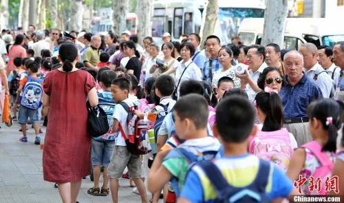 资料图:学校门口,家长接孩子 a target='_blank' href='http://www.chinanews.com/'中新社/a发 张畅 摄 资料图:学校门口,家长接孩子 a target='_blank' href='http://www.chinanews.com/'中新社/a发 张畅 摄