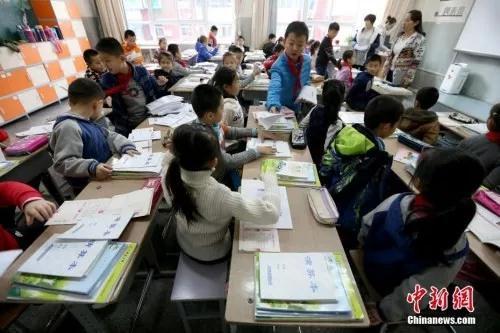 资料图:山西太原新建路小学的小学生们开始返校上课。张云 摄 资料图:山西太原新建路小学的小学生们开始返校上课。张云 摄