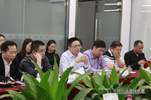 图为好实再集团董事长张天文在会上发言.png