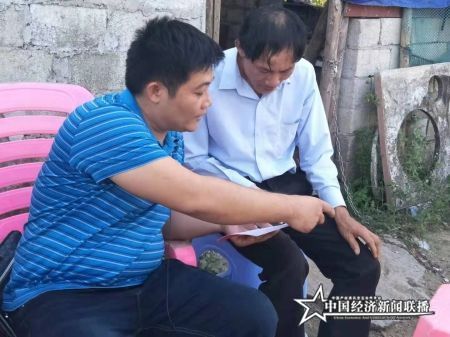 帮扶责任人李艳给被帮扶人王有业讲解其收入数据(1).jpg