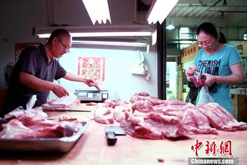 资料图:民众于菜市场内购买猪肉 a target='_blank' href='http://www.chinanews.com/'中新社/a记者 张远 摄 资料图:民众于菜市场内购买猪肉 a target='_blank' href='http://www.chinanews.com/'中新社/a记者 张远 摄