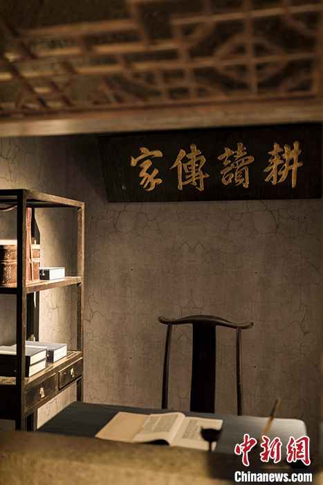 展览现场“童试”空间中的茅草屋实景。展方供图 展览现场“童试”空间中的茅草屋实景。展方供图
