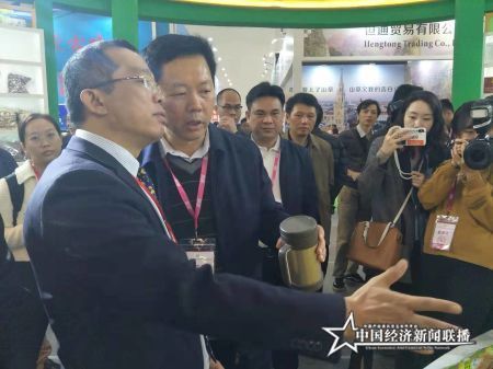 海南农垦集团党委副书记、总经理王业侨在海垦南金农场公司展台了解展品。.jpg