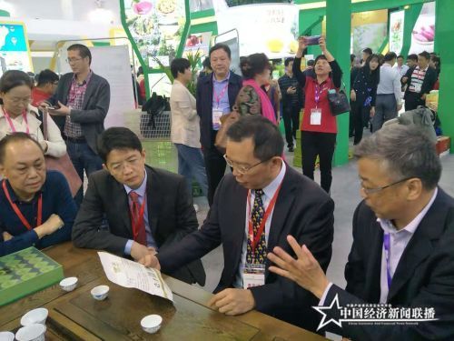 海南农垦集团党委副书记、总经理王业侨在海垦展馆了解农产品。.jpg