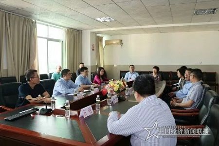坐谈研讨会现场.jpg