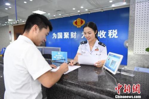 纳税人体验办税服务。浙江省税务局供图
