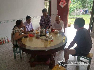 禾源贫困户享受雨露图_副本.jpg