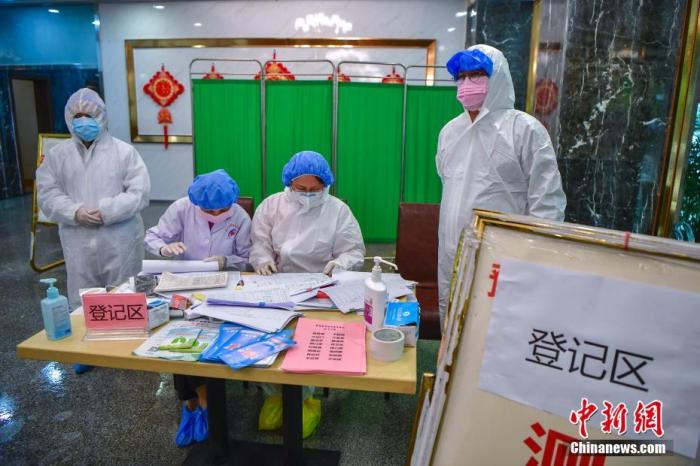 1月27日,记者探访海口首批集中医学观察点,身着防护服的医护人员正在忙碌。为积极应对疫情,海口市设置8个留观点,对湖北省过海登岛旅客进行集中医学观察。观察点现场秩序井然,医护人员、公安干警、志愿者等工作人员各司其职,为留观人员提供服务。a target='_blank' href='http://www.chinanews.com/'中新社/a记者 骆云飞 摄 1月27日,记者探访海口首批集中医学观察点,身着防护服的医护人员正在忙碌。为积极应对疫情,海口市设置8个留观点,对湖北省过海登岛旅客进行集中医学观察。观察点现场秩序井然,医护人员、公安干警、志愿者等工作人员各司其职,为留观人员提供服务。a target='_blank' href='http://www.chinanews.com/'中新社/a记者 骆云飞 摄