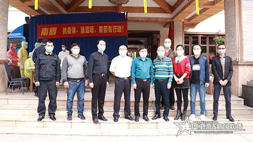 海南省湖北商会三亚分会负责人接受捐赠食品.jpg