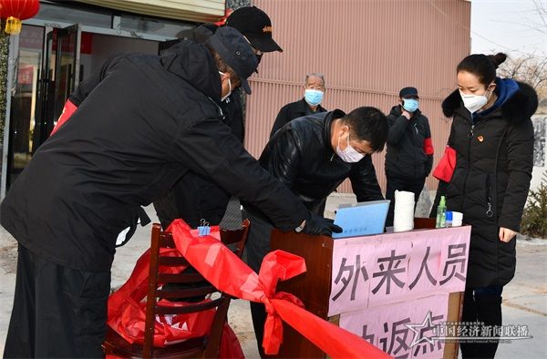 青海道远环保科技有限公司党支部预备党员赵贵品（右一）在劝返点现场.JPG