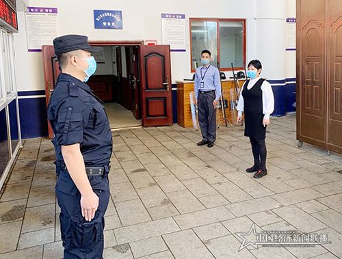 杨秀英理事长检查疫情防控保卫工作.jpg