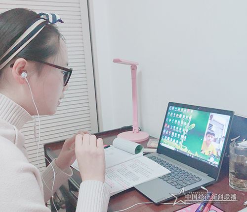 志愿者刘琳奇线上辅导一线医护人员子女.jpg