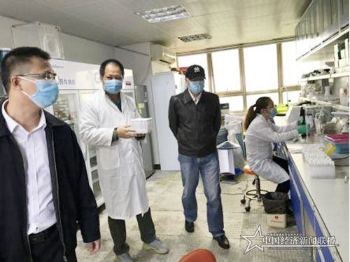 王富有所长和陈刚副所长检查上班和疫情防控工作.jpg