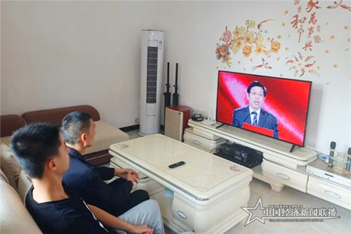 三亚学院大一学生邹家宇和父亲一起全程观看思政大课.jpg