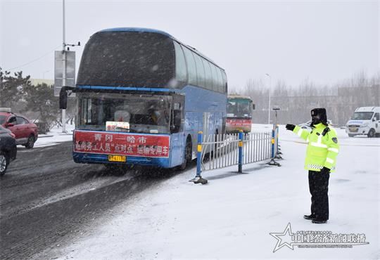 哈局最美雪警.jpg