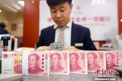 资料图：银行工作人员清点货币。a target='_blank' href='http://www.chinanews.com/'中新社/a记者 张云 摄 