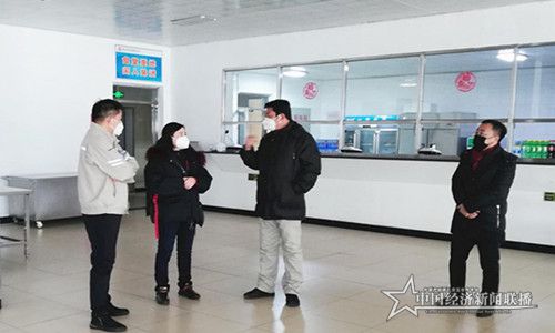 对公司重点区域进行防疫检查（右二张艳春）.jpg