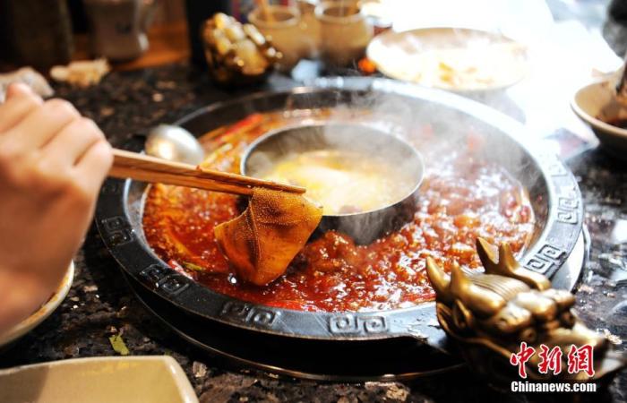 火锅店内食客正在烫毛肚片。a target='_blank' href='http://www.chinanews.com/'中新社/a记者 刘忠俊 摄 火锅店内食客正在烫毛肚片。a target='_blank' href='http://www.chinanews.com/'中新社/a记者 刘忠俊 摄