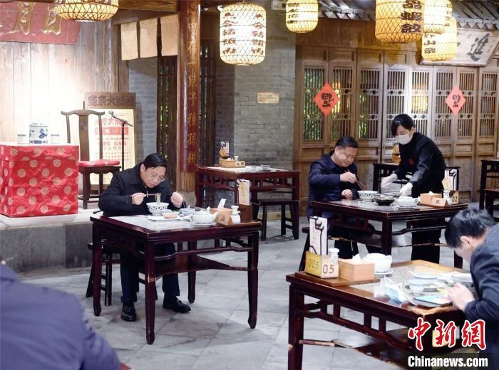 通过南京当地媒体的刊载,市委书记“下馆子”吃饭的图片,起到了很好的示范作用。崔晓 摄 通过南京当地媒体的刊载,市委书记“下馆子”吃饭的图片,起到了很好的示范作用。崔晓 摄