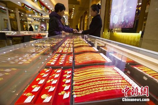 资料图:山西太原一金店,员工展示黄金饰品。 a target='_blank' href='http://www.chinanews.com/'中新社/a记者 张云 摄 资料图:山西太原一金店,员工展示黄金饰品。 a target='_blank' href='http://www.chinanews.com/'中新社/a记者 张云 摄