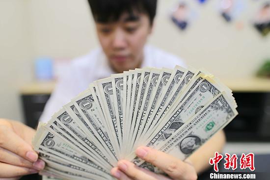 资料图:银行工作人员正在清点货币。 a target='_blank' href='http://www.chinanews.com/'中新社/a记者 张云 摄 资料图:银行工作人员正在清点货币。 a target='_blank' href='http://www.chinanews.com/'中新社/a记者 张云 摄