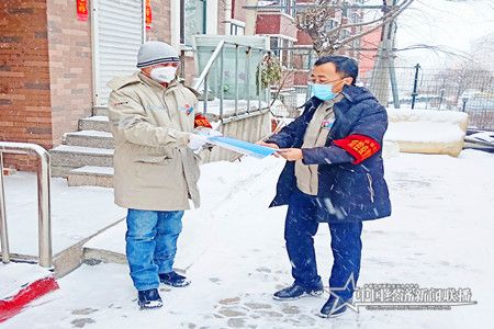 工作队员进行岗位交接.jpg