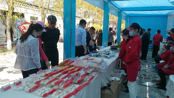 游客选购特色农产品 刘和平 摄.jpg