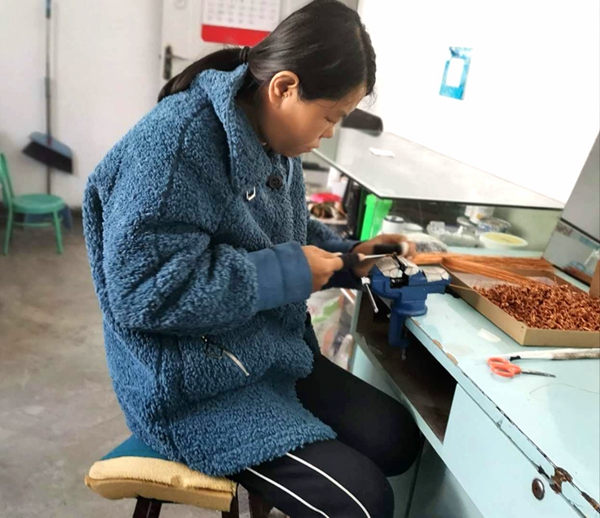 刘晓丽在家中加工零件.jpg