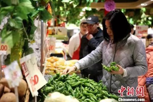 资料图:市民挑选新鲜蔬菜。孙睿 摄 资料图:市民挑选新鲜蔬菜。孙睿 摄