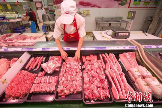资料图:超市员工在整理猪肉。张云 摄 资料图:超市员工在整理猪肉。张云 摄