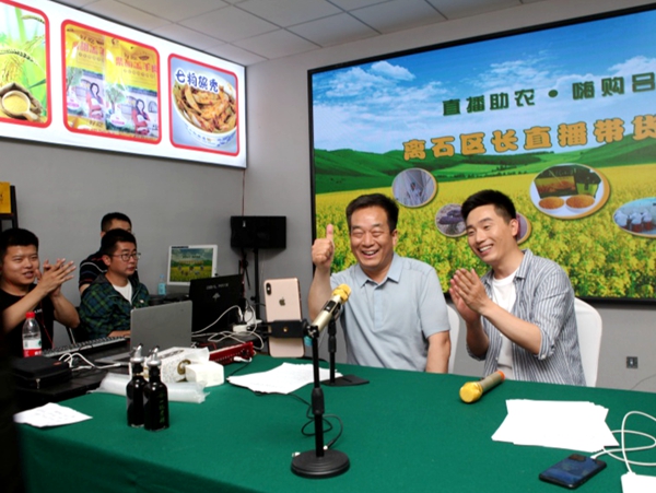图为区长直播惹围观   高小明摄.jpg