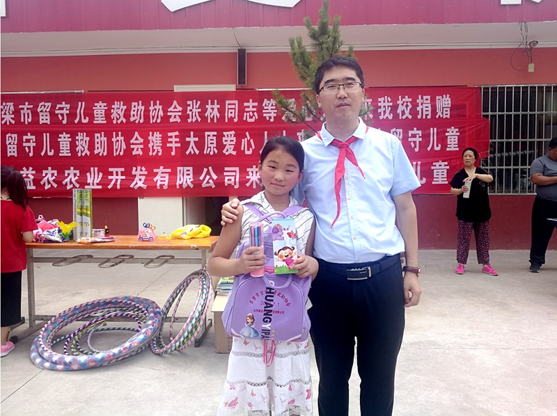 吕梁市留守儿童救助协会捐赠爱心并看望留守儿童.jpg