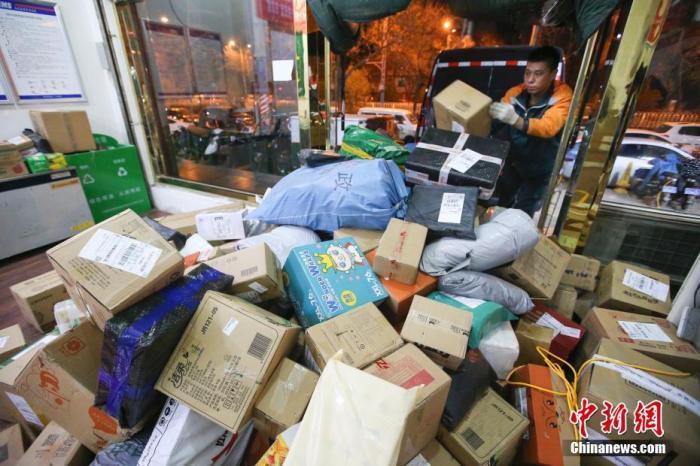 资料图:快递小哥在工作中。a target='_blank' href='http://www.chinanews.com/'中新社/a记者 张云 摄 资料图:快递小哥在工作中。a target='_blank' href='http://www.chinanews.com/'中新社/a记者 张云 摄