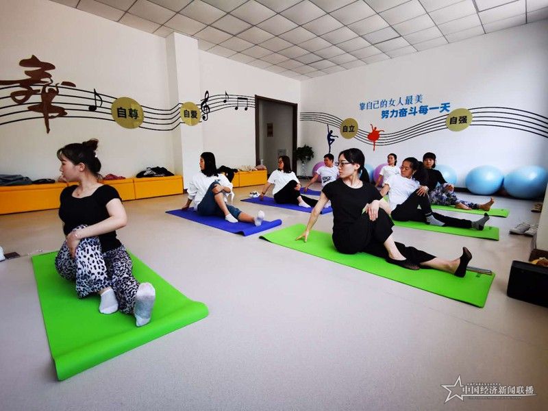 交通路社区舞蹈室，瑜伽教练正在教瑜伽。高小明摄.jpg