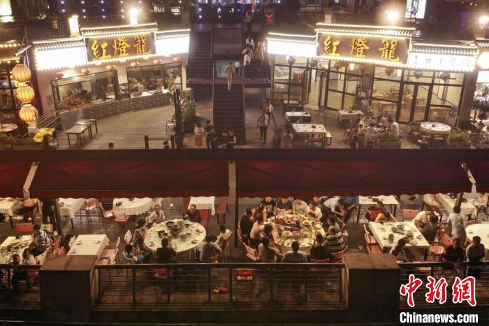 长沙渔人码头美食街允许商户临时越门经营点。杨华峰 摄