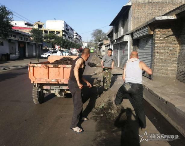 正在清理道路垃圾.jpg