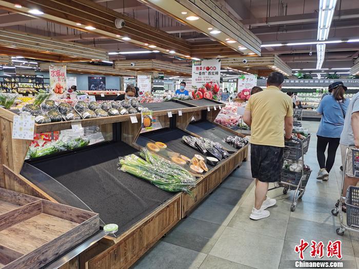 资料图:顾客在超市买菜。a target='_blank' href='http://www.chinanews.com/' 中新网/a记者 李金磊 摄
资料图:顾客在超市买菜。a target='_blank' href='http://www.chinanews.com/' 中新网/a记者 李金磊 摄