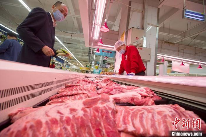 5月12日,山西省太原市一超市,消费者正在选购猪肉。 a target='_blank' href='http://www.chinanews.com/'中新社/a记者 张云 摄
5月12日,山西省太原市一超市,消费者正在选购猪肉。 a target='_blank' href='http://www.chinanews.com/'中新社/a记者 张云 摄