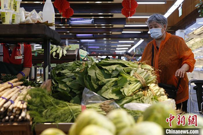 6月15日,市民在北京市西城区一家超市内采购蔬菜。 a target='_blank' href='http://www.chinanews.com/'中新社/a记者 蒋启明 摄
6月15日,市民在北京市西城区一家超市内采购蔬菜。 a target='_blank' href='http://www.chinanews.com/'中新社/a记者 蒋启明 摄
